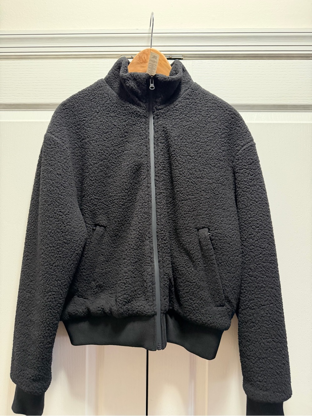 ALO Yoga Black Sherpa Bomber Jacket 🧥 women’s size L/G new - Picture 3 of 8